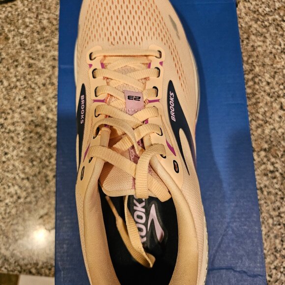 Brooks Womens tennis shoes 9.5 - Picture 5 of 5